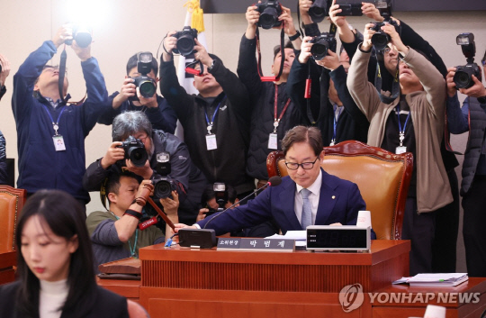 상법 일부개정법률안 등을 심의하는 국회 법제사법위원회의 법안심사제1소위원회가 24일 열려 박범계 소위원장이 의사봉을 두드리고 있다. 연합뉴스